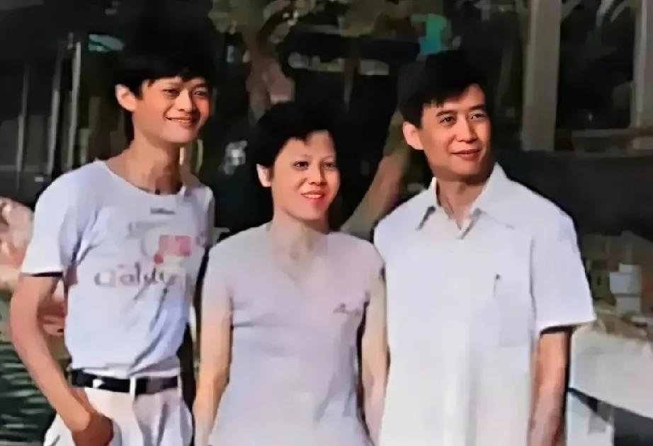 上世纪80年代，马云和父母的珍贵合影。当时的马云身材瘦小，但人看上去非常机灵。而