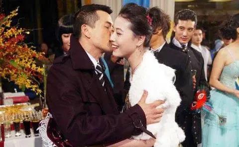 中午起床也能引发离婚？1989年的香港娱乐圈，吕良伟和周海媚这对金童玉女的婚姻，