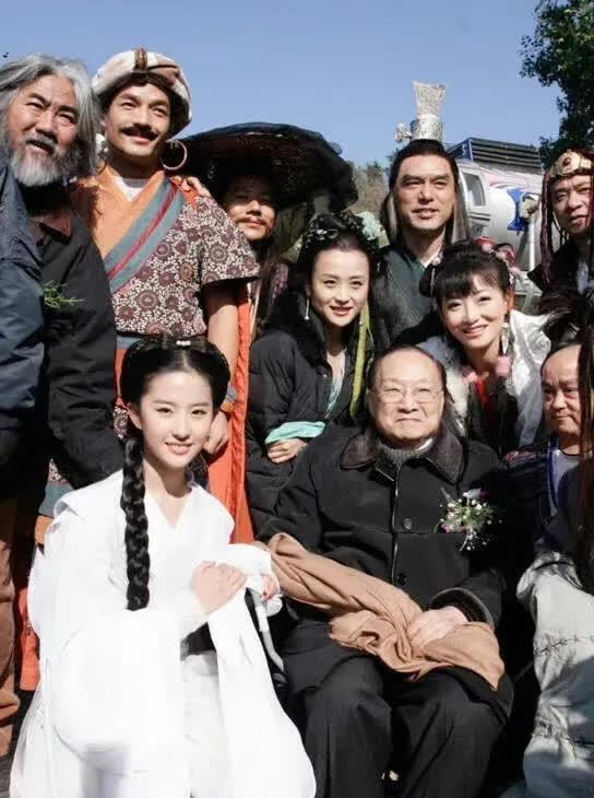 2006年张纪中执导《神雕侠侣》期间，金庸先生来剧组探班时合演员们留下的一张珍贵