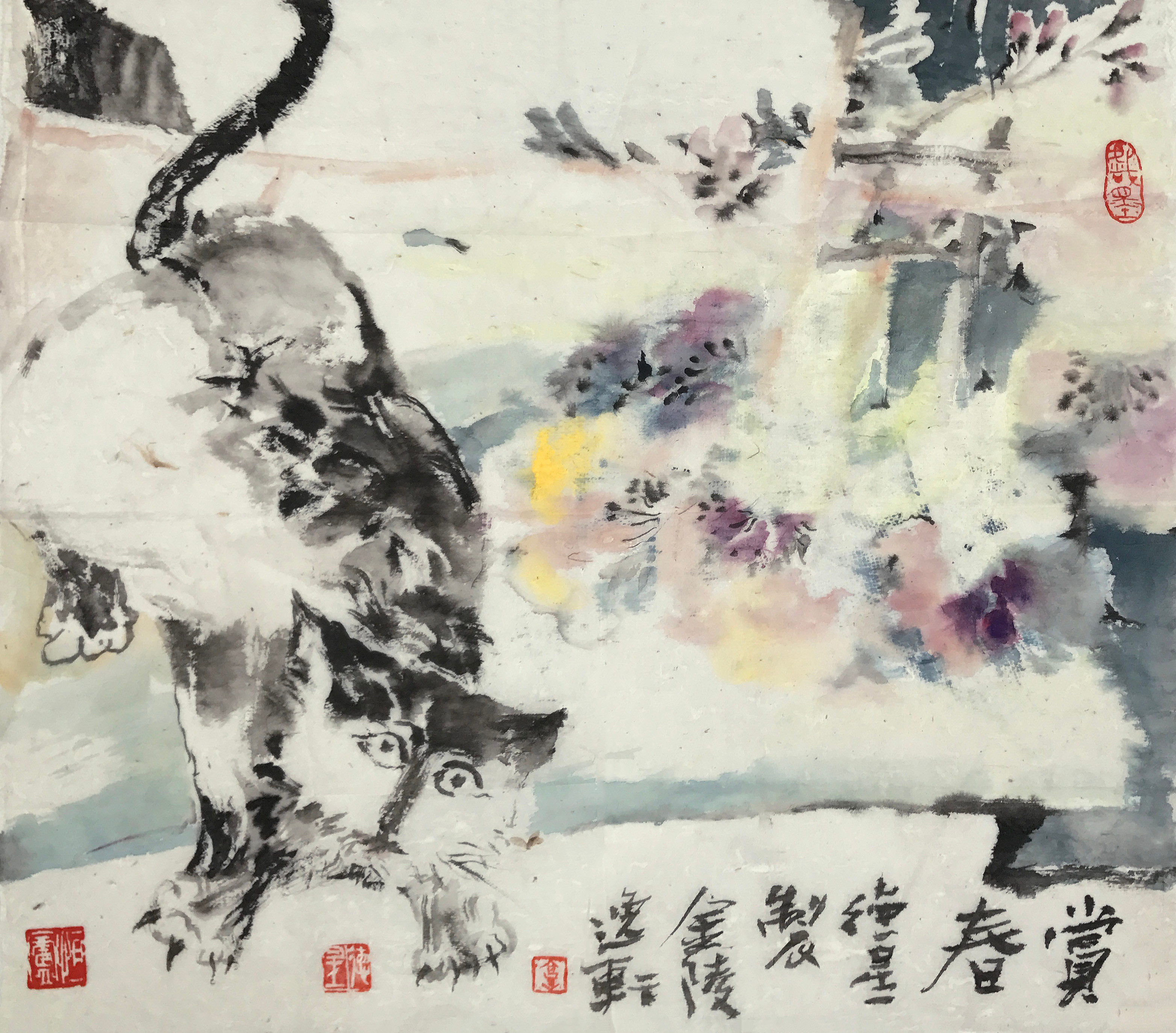 虚实相生，墨彩交融从技法上看，这幅画堪称水墨与色彩的完美协奏。猫咪主体以水墨写意