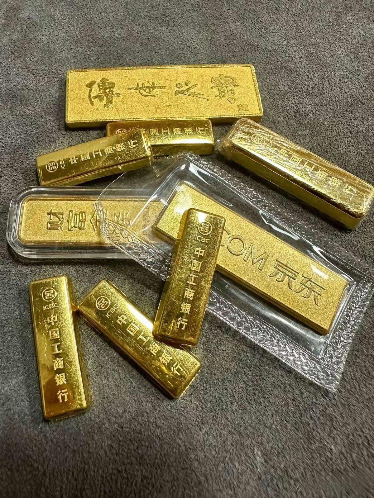 前天1016买的黄金，今天就跌到了995。100克，一眨眼亏了两千。你以为补仓