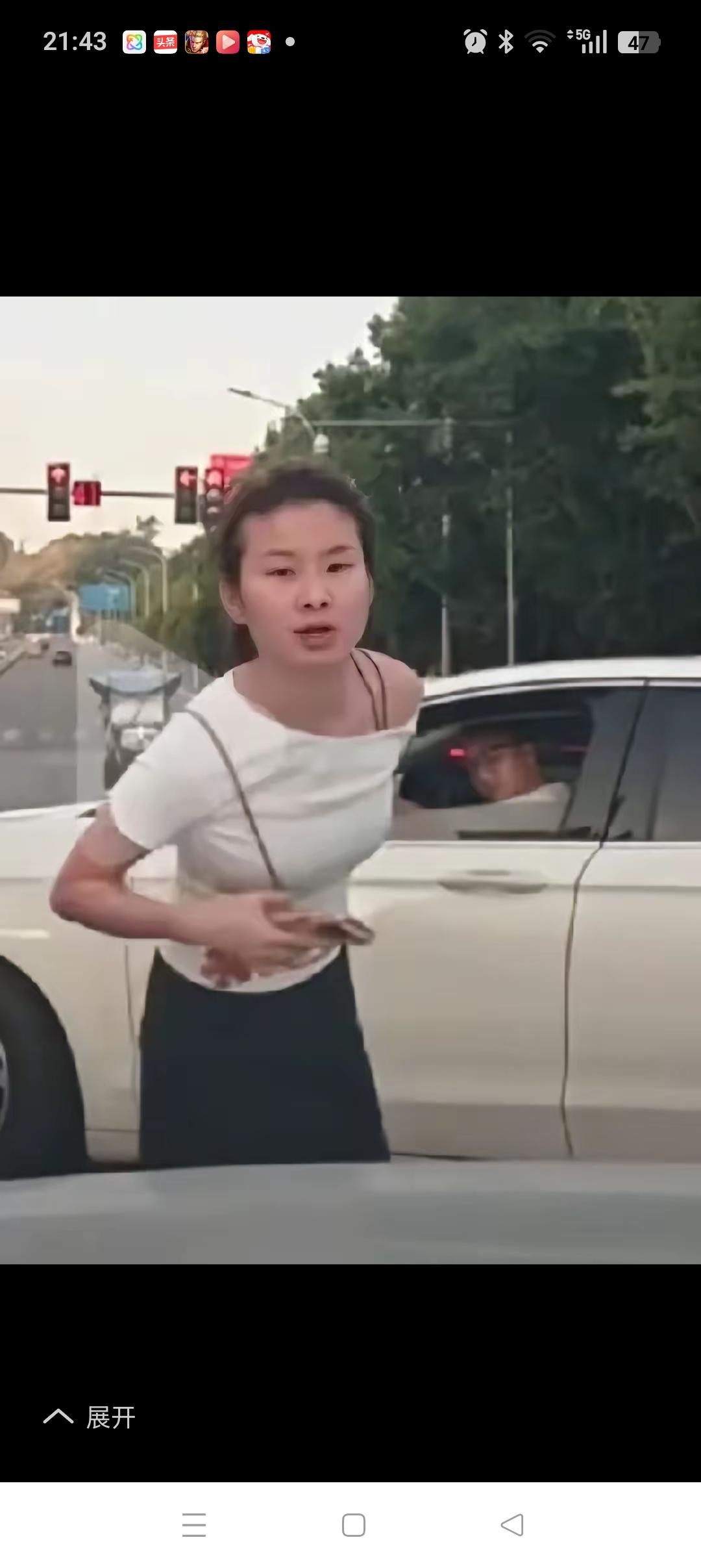 重庆拦车加塞两口子，这同框表情绝了！女的，陈某才25岁。你要说她能够做出这种事
