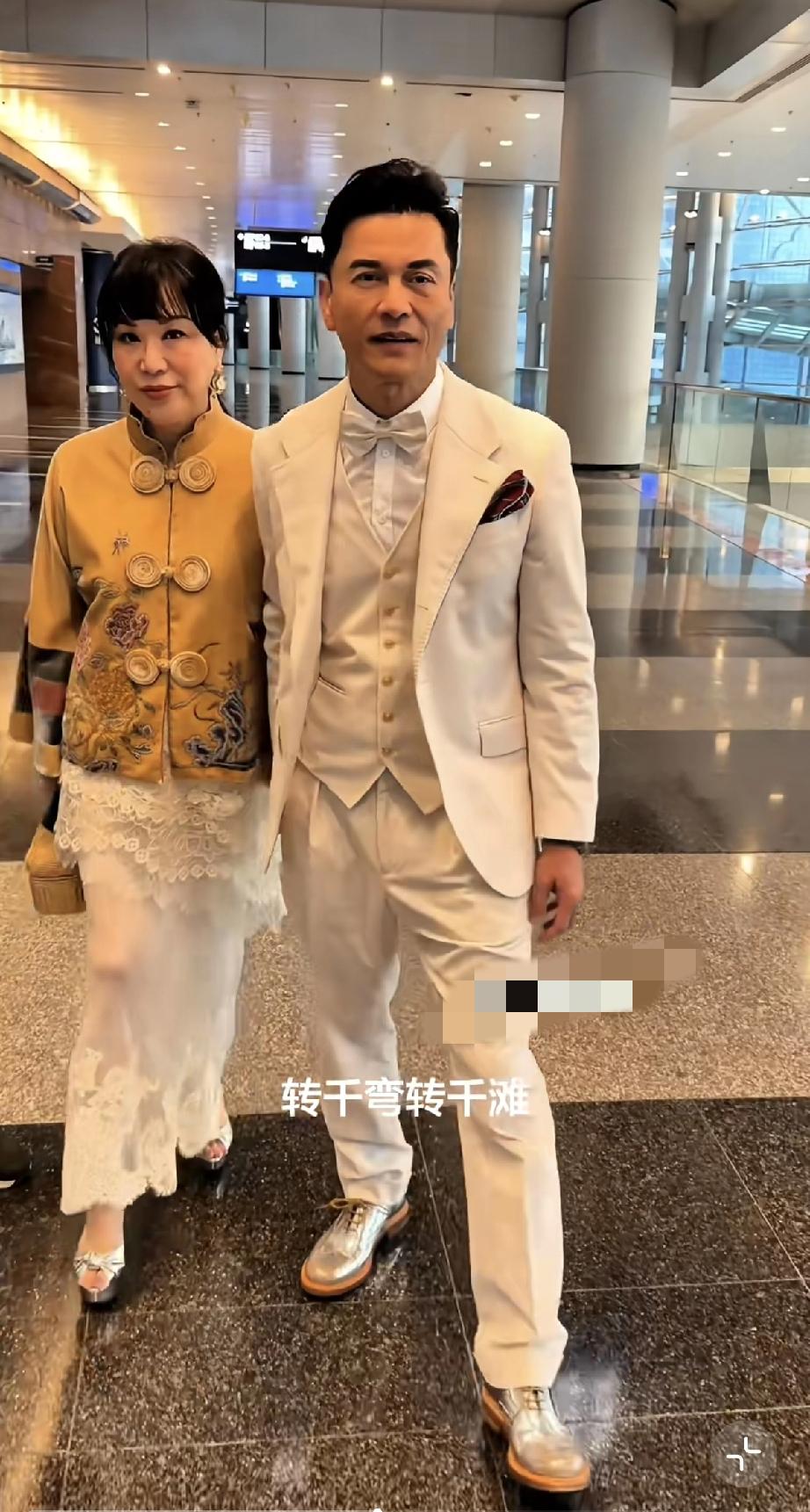 吕良伟与富婆妻子杨小娟同框，二人都有年龄感了！3月4日，吕良伟与现任妻子杨小