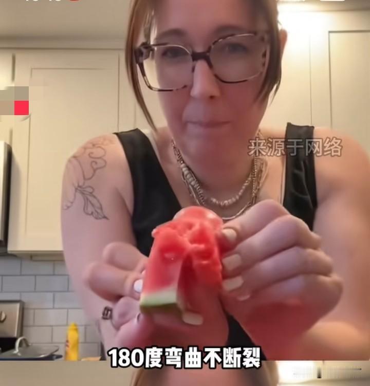 还真是不看不知道，原来美国人吃的那么差吗？他们的西瓜就像橡胶一样，要用力扯才能