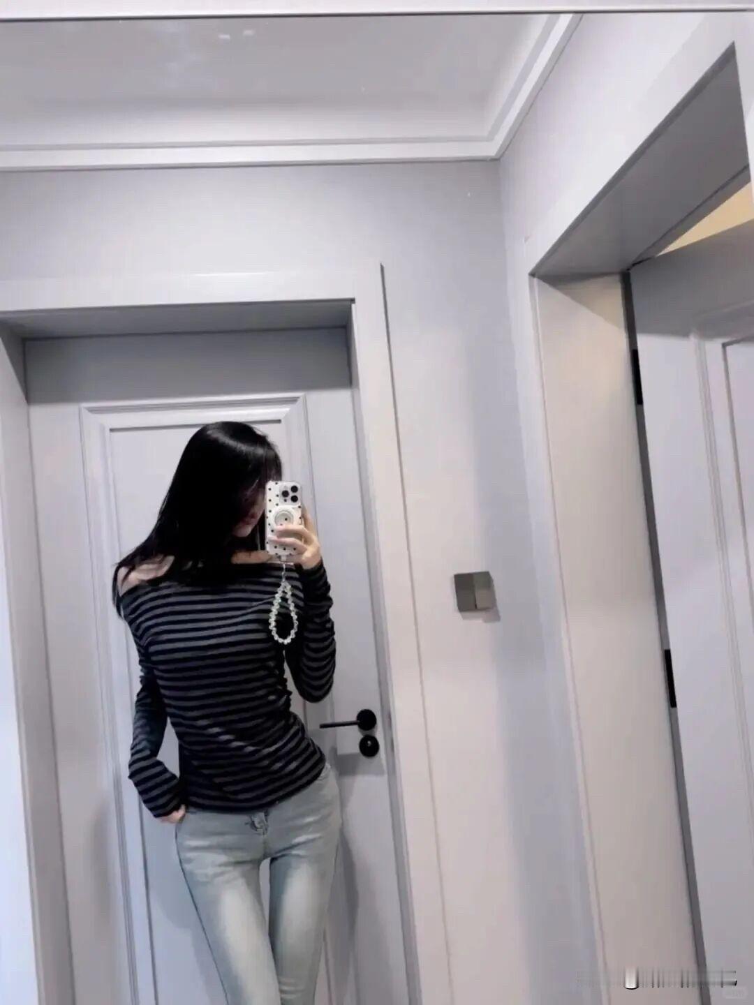 姐妹们！一条牛仔裤直接把我“套”进漫画腿模式，镜子里的腰臀比我先脸红！[比心][