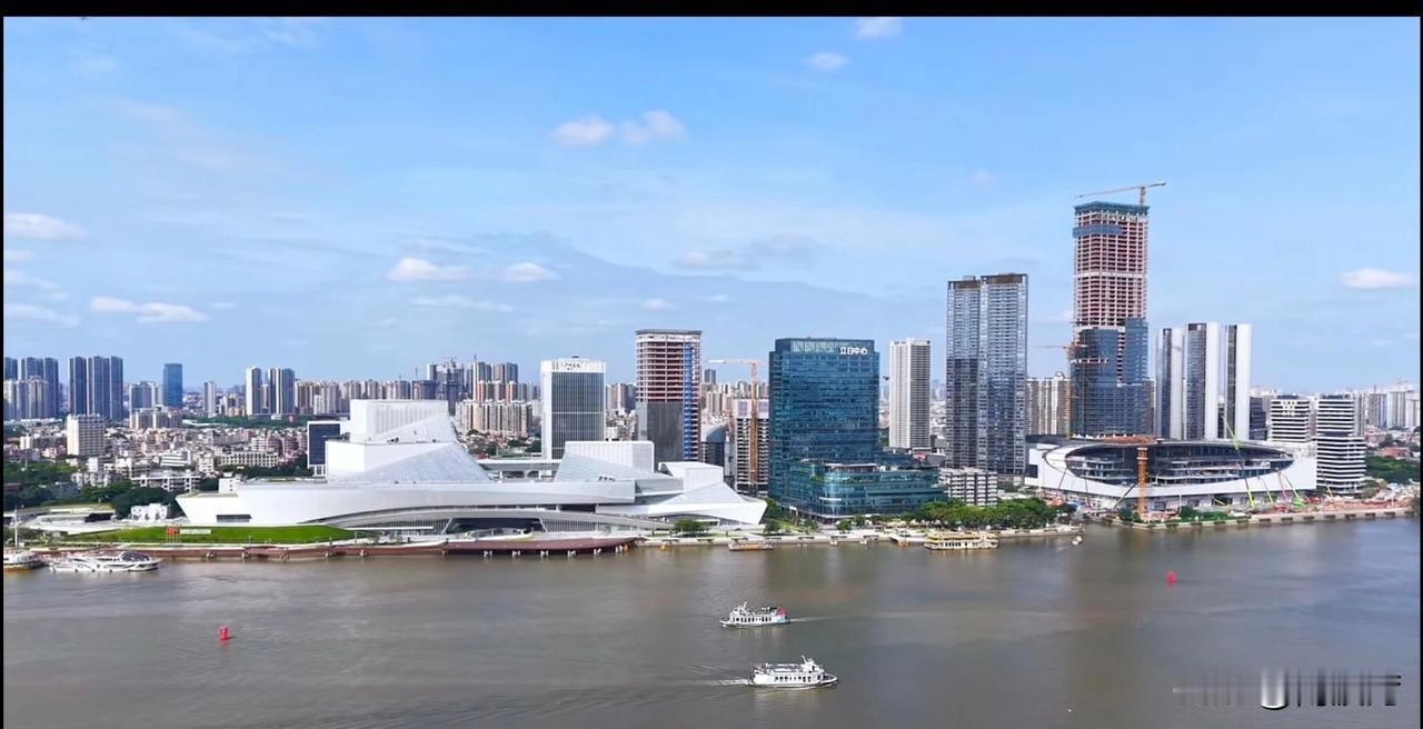 白鹅潭，三江汇流，底蕴深厚，多做地标建设是对的。现在下手还不晚，大器晚成也是成！