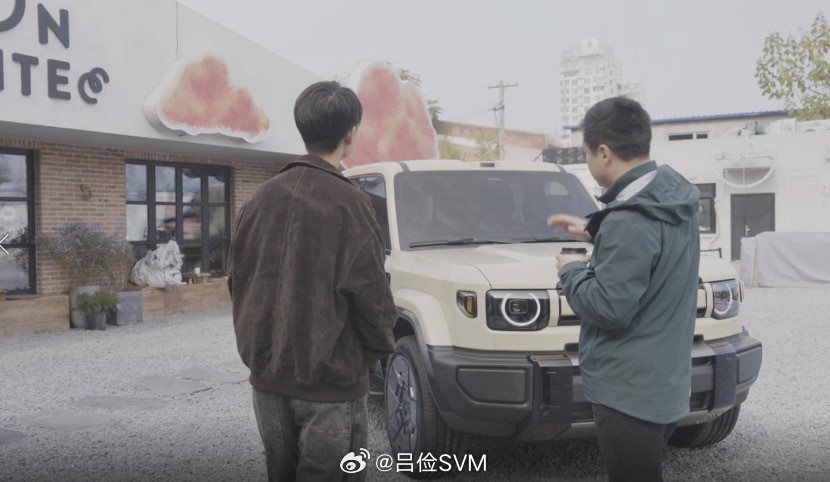 最近跟iCAR的总设计师交流了一下。“未来的新能源汽车，也许都会向两个方向分化