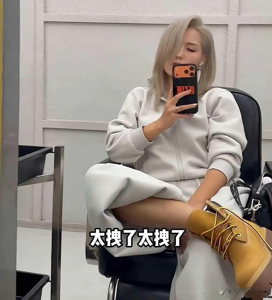 何洁快四十岁了，还是那么爱美，头发几乎不染黑，都是飘得浅色系。何洁是超级女声出