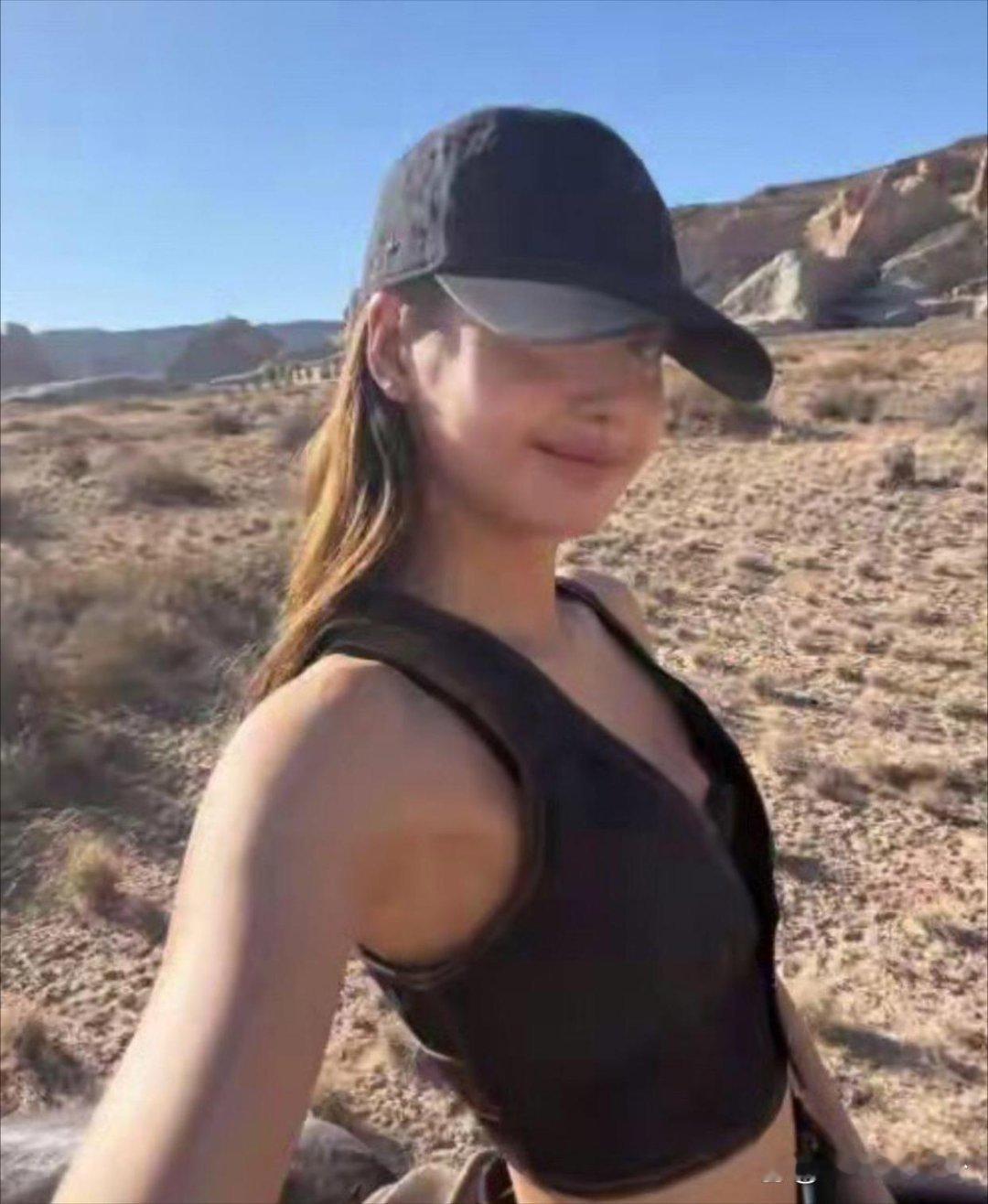 Lisa晒出一组在犹他州荒漠拍摄的氛围感写真，一身深V露背黑裙造型直接惊艳全网～