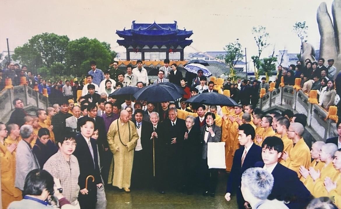 1997年11月15日，赵朴初在无锡灵山大佛开光剪彩前参观祥符禅寺。灵山大佛的建