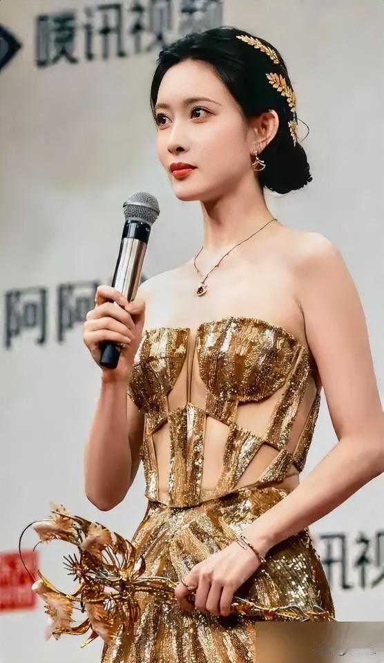 红毯上屁股太翘被骂垫假臀，孟子义做了一个动作，惊呆了在场的所有人！原来是礼服