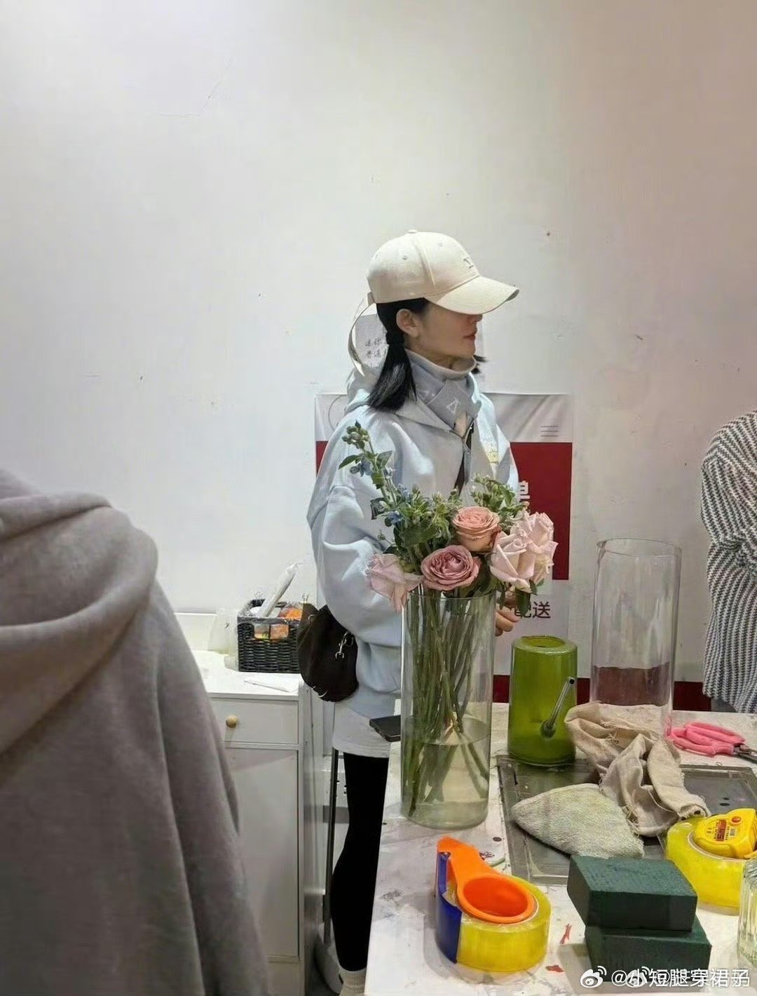 偶遇谢娜夜骑给张杰送花这两口子秀恩爱都是这么有模有样，一样的版本百试不爽，每次都