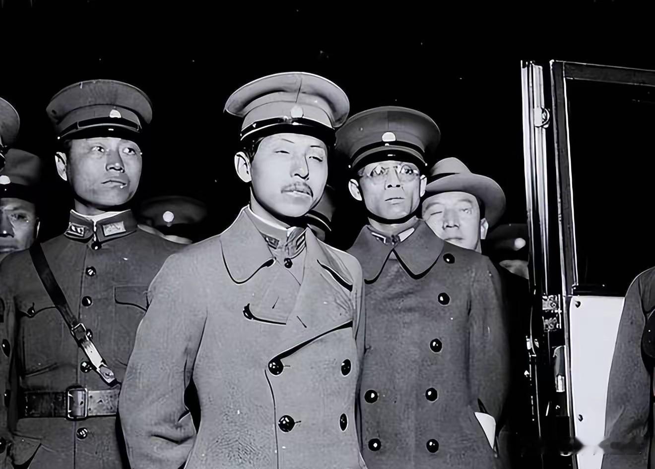 九一八，东北军少将以上76人投敌。张作霖的老兄弟张景惠，当了伪满总理。张学良的参谋长荣臻，当晚下令不