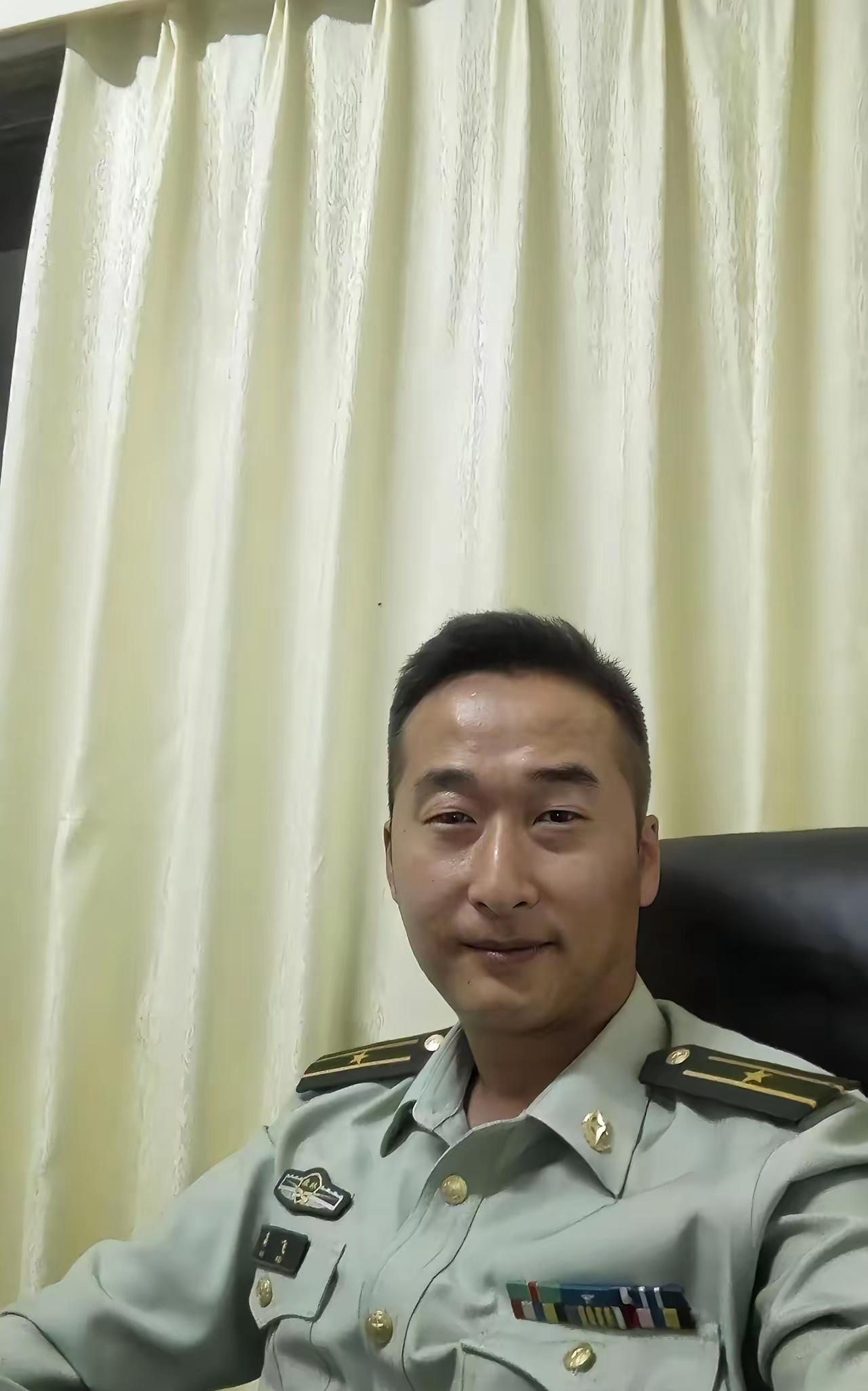 我有个朋友也是这样的军衔，请问是什么级别军衔，多大的领导