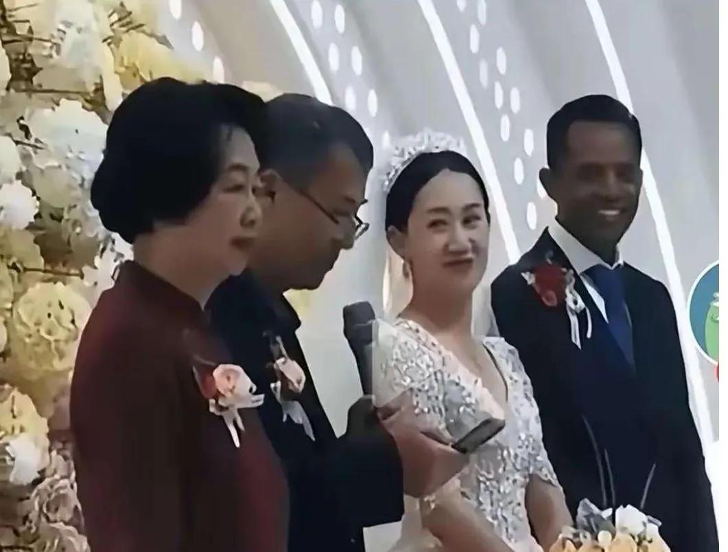 女儿嫁了一个黑人，婚礼上丈母娘的表情都想找个地缝钻进去了，全程黑脸，和笑容满面的