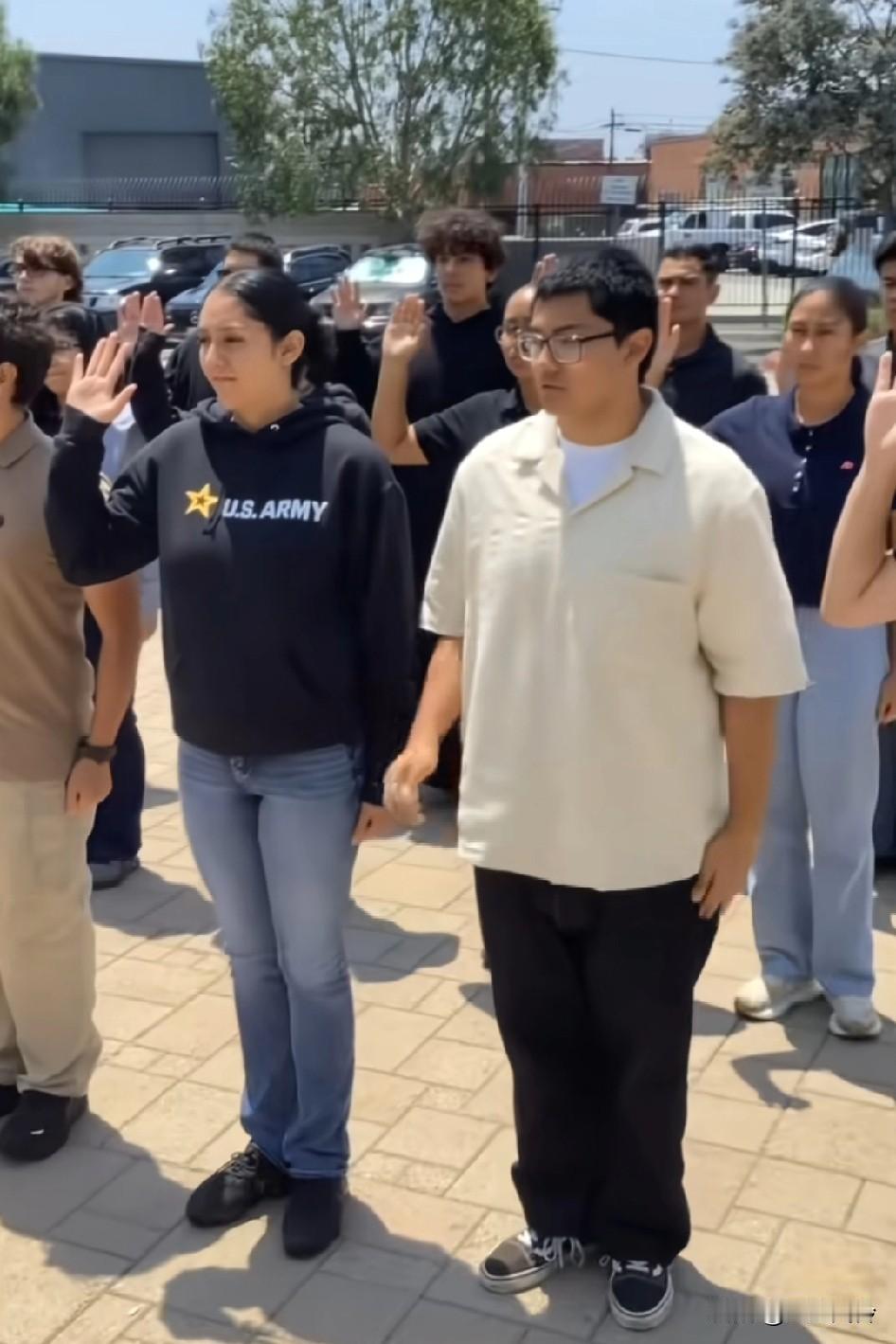 他们即将成为新的陆军！看，他们个个精神抖擞、眼中有光…这身高，这肤色这男女比例