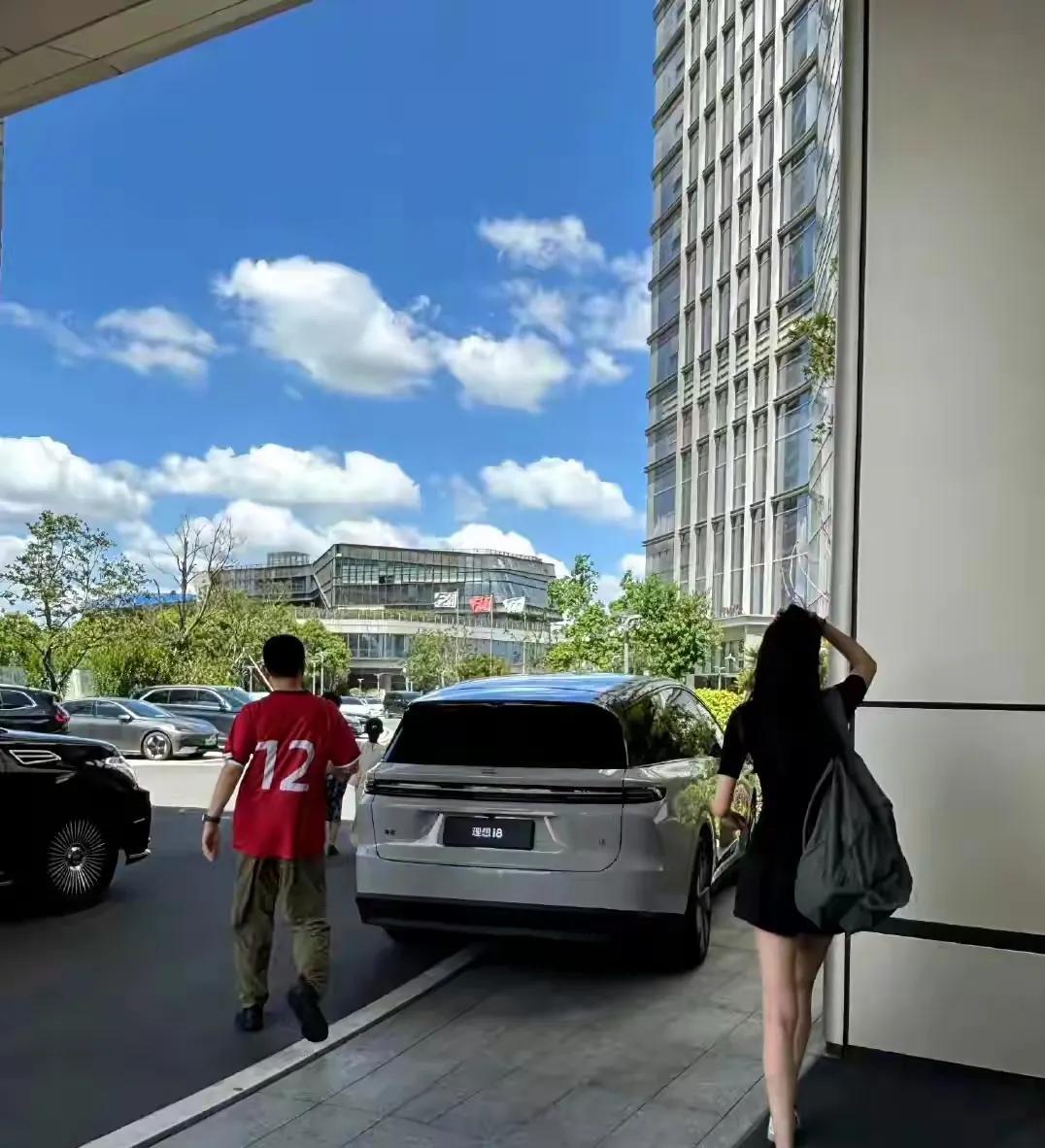 李想肯定没想到，自己老婆竟无意中火了！这次李想没有开他的法拉利，而是开着理想i