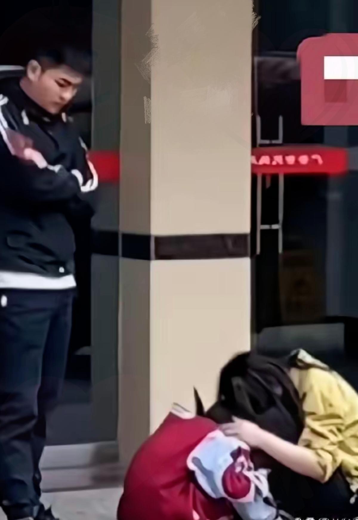 民政局门口这幕，戳中多少人的泪点！刚办完离婚的夫妻，一个抱