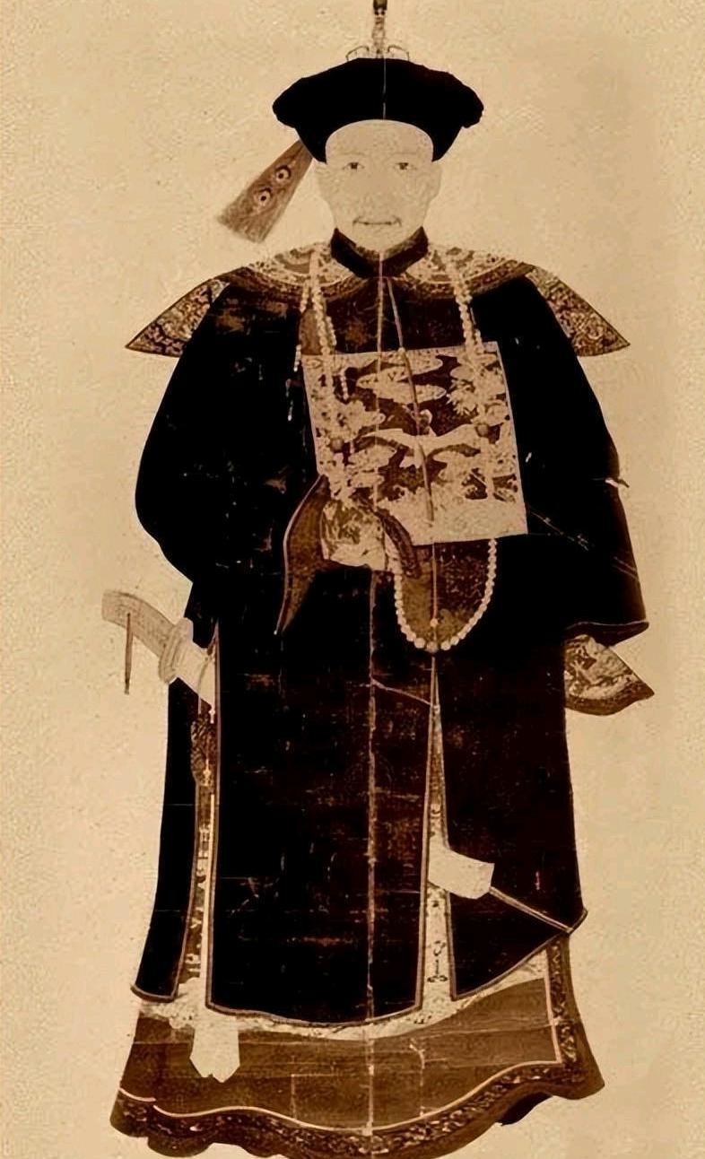 1768年，乾隆对明瑞的死异常愤怒。除了把见死不救的参赞大臣额尔登额凌迟处死，副