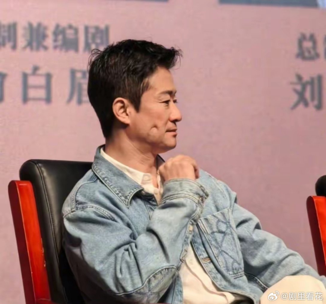 我的老天奶啊吴京这个情况也太明显了有细心的网友拍到，吴京只是把手指搁在脸上，拿开