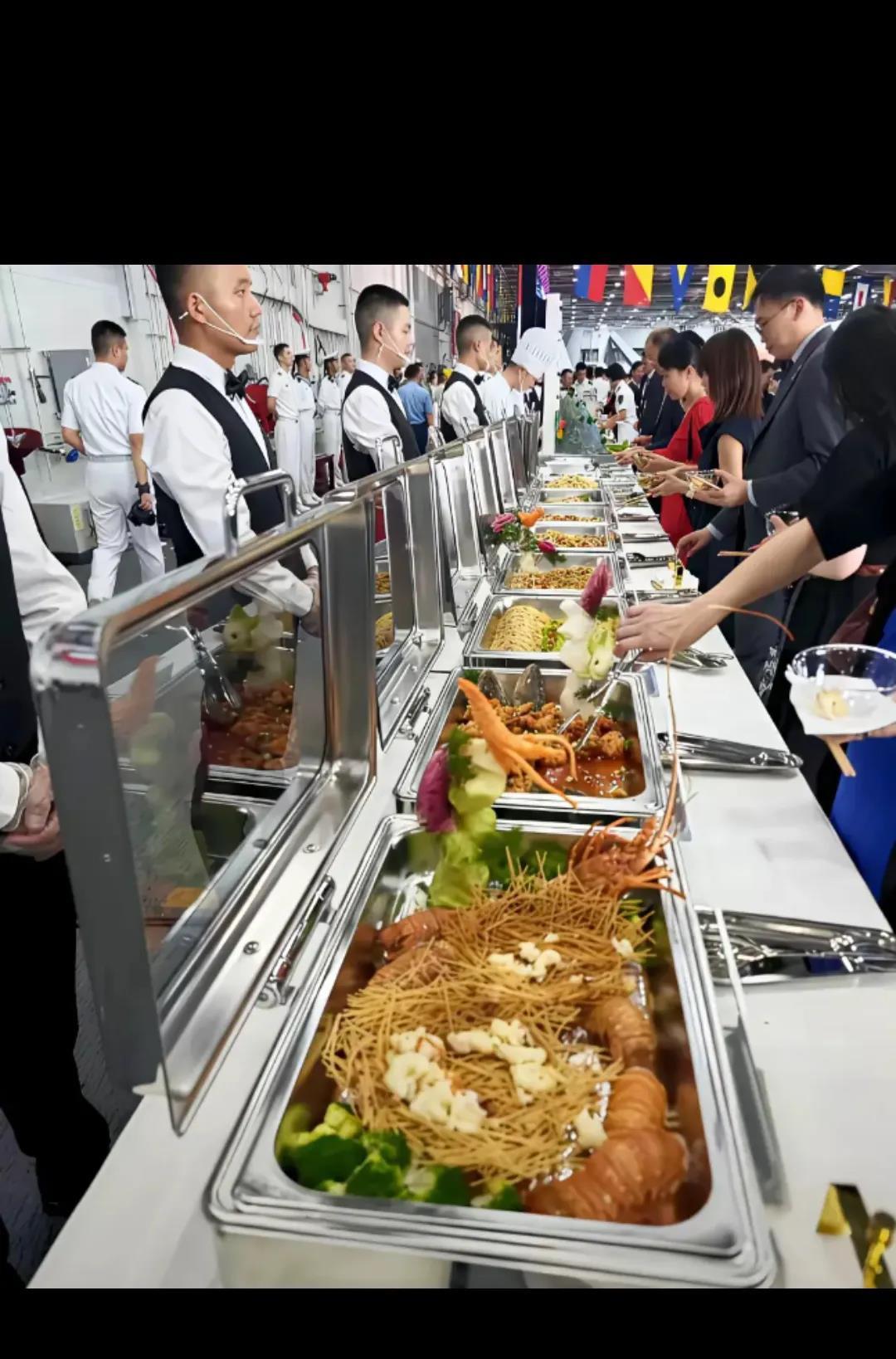 山东舰内部自助餐，这豪华