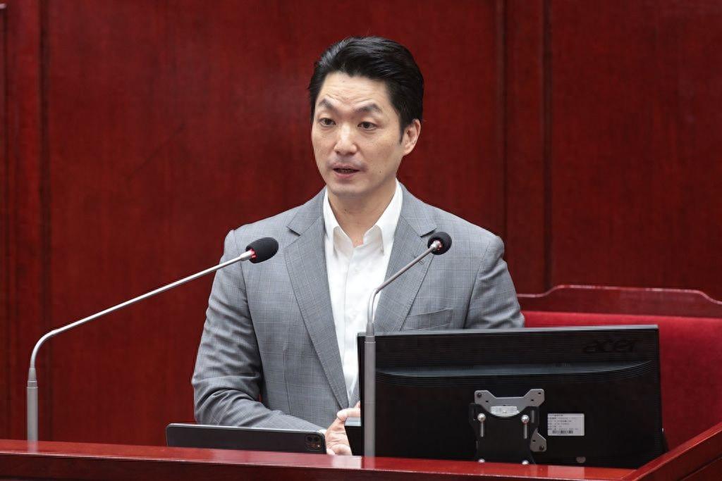 国民党“立委”罗智强指出，沈伯洋传出要参选台北市长后，鼠患突然升温，社群平台流传