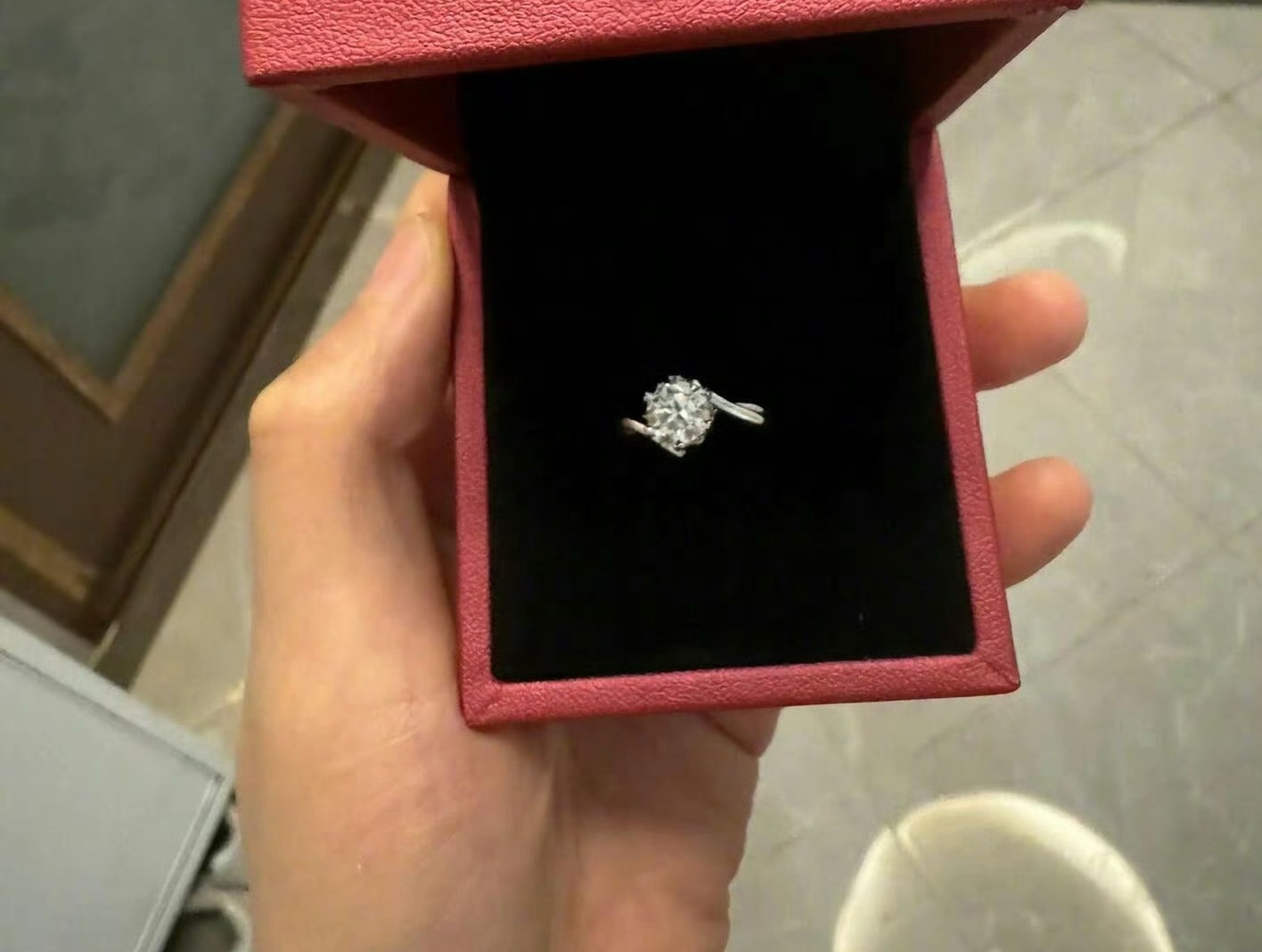 男朋友求婚了，给我的好像是假钻戒？