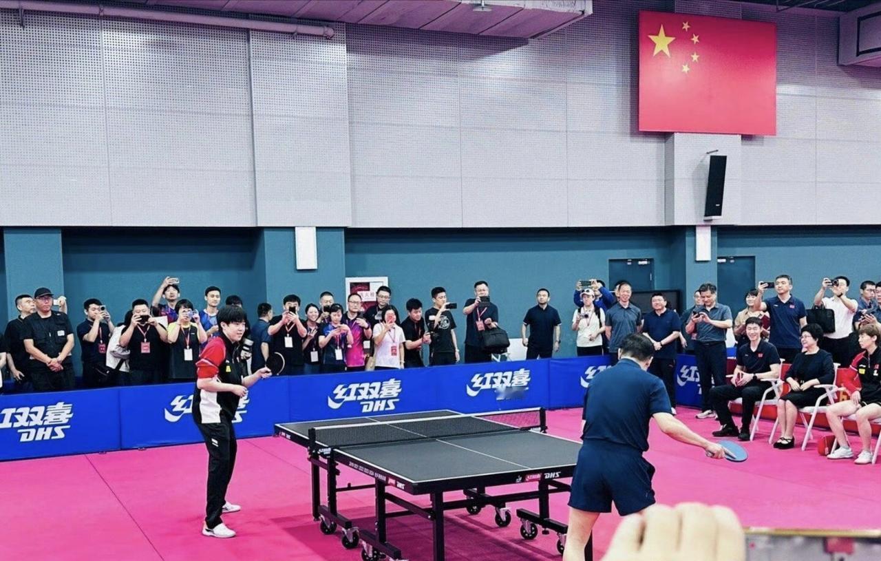 当王楚钦陪领导打球时，还是没能忍住放了几个球，甚至还主动降低比赛难度，也是尽显高