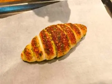 蒜蓉海盐面包：咸香酥脆的味觉惊喜