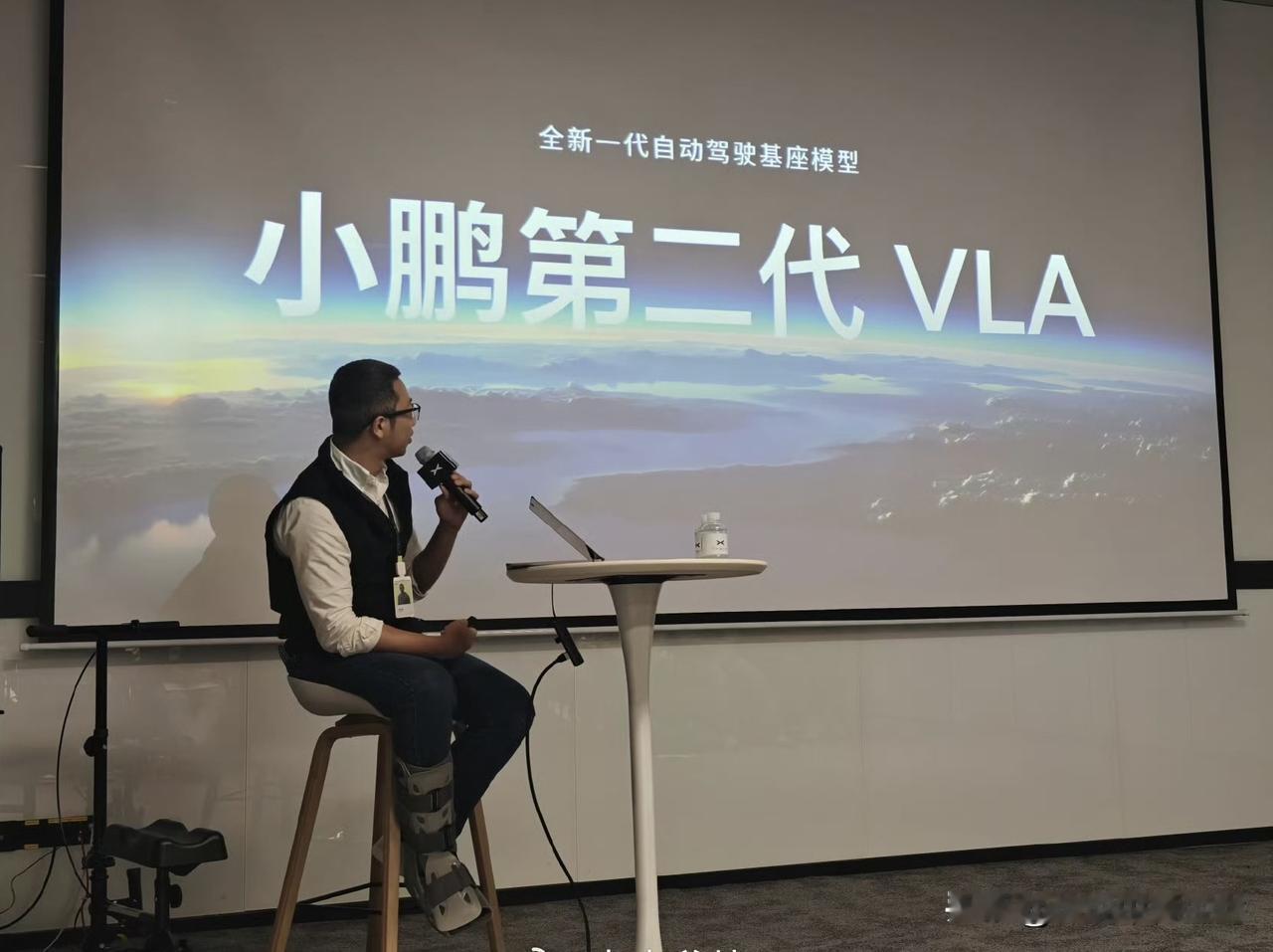 何小鹏：最近试驾VLA2.0，极其惊艳，当前阶段端到端没有能与其比拟的；VLA