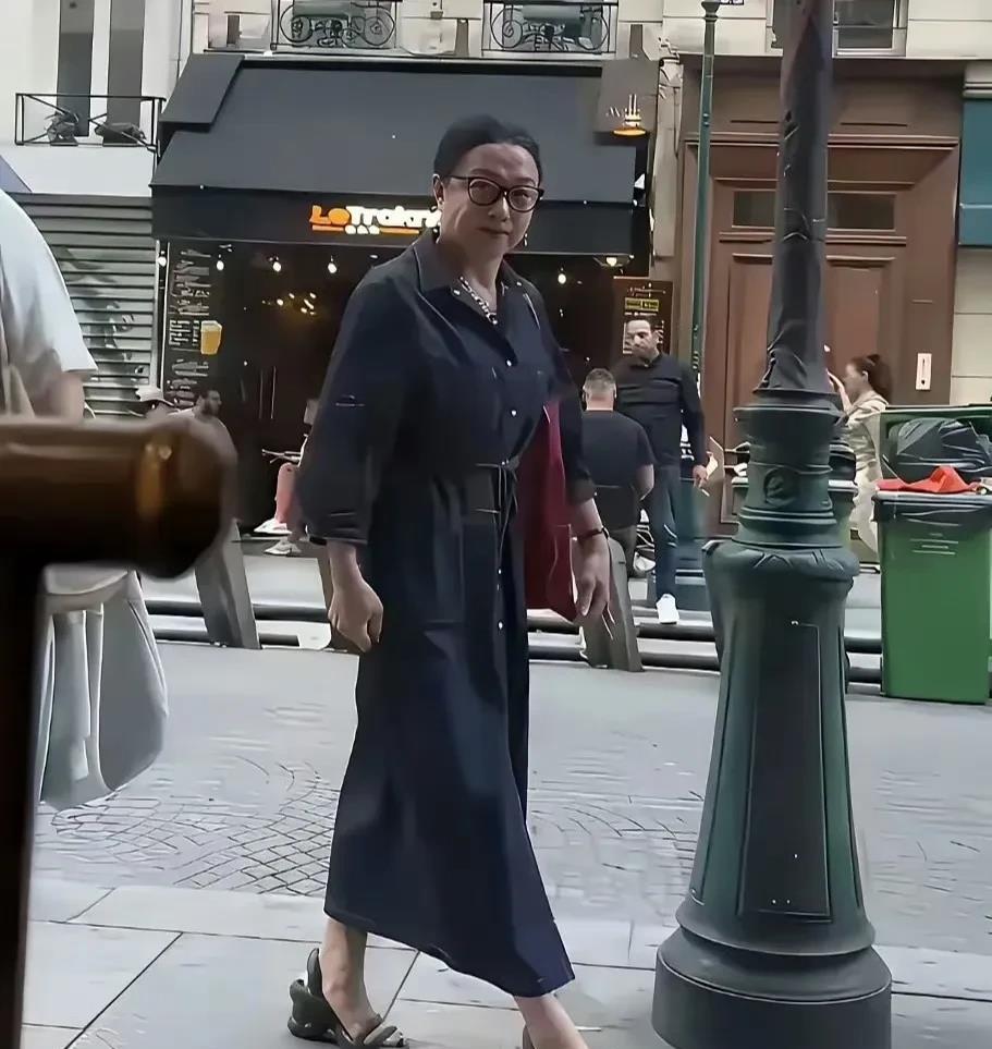 大家猜：在法国巴黎街头看到谁了？不过，这位女人的鞋子穿的下，脚趾还涂了指甲油，