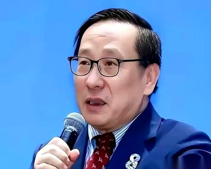 高志凯在英国那场直播，算是把“打脸”这件事做到了极致。主持人客客气气地递过来一