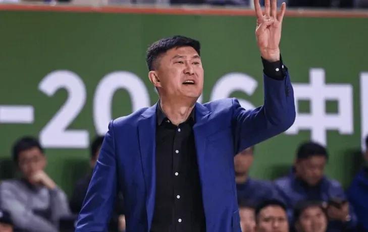 杜锋怒赞同曦队！就在上场比赛结束之后，广东队就以87:71的战绩成功击败了同曦这