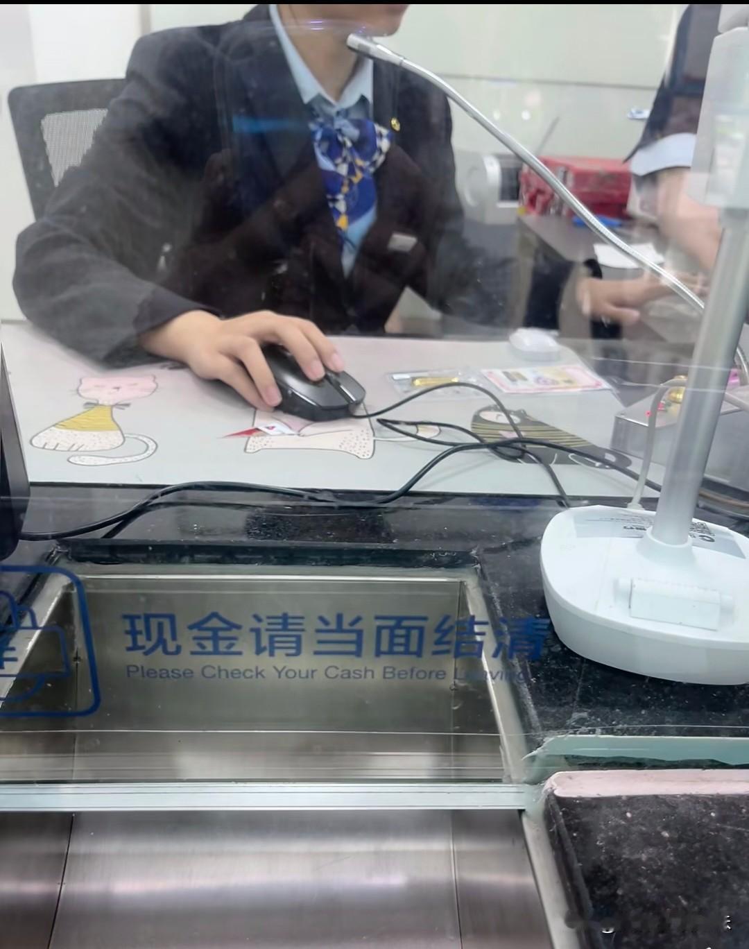 在银行干了8年的老同学喝了顿酒，他酒过三巡，压低声音跟我爆了个大料，听得我心里直