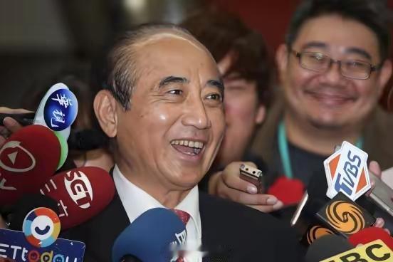 王金平表示：“两岸长年对立军备竞赛，买单受苦的永远是台湾老百姓。不断花钱买武器，