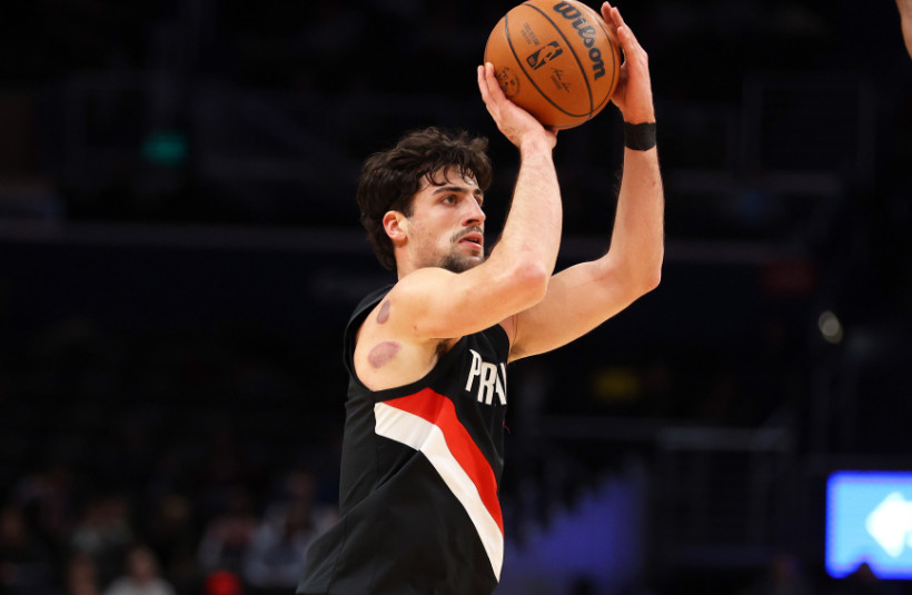 今日NBA常规赛，开拓者114-95战胜篮网，阿夫迪亚赛后接受了一位来自中国香港