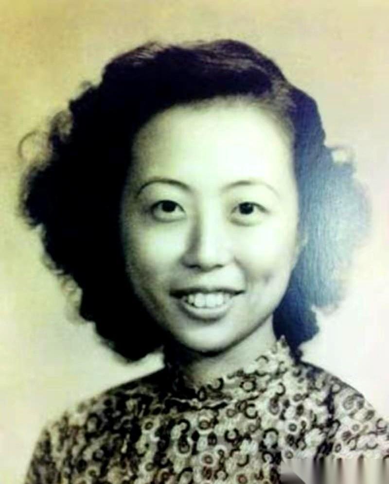 老板的机密被人捅出去了,72个高管,查谁都得塌房。蒋介石气得要杀人。结果一个