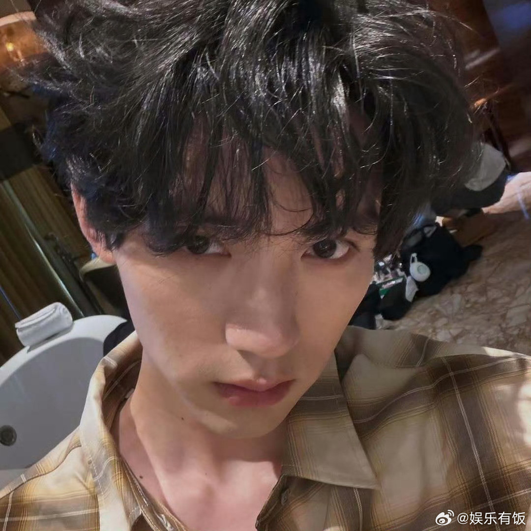 周翊然卷毛小狗周翊然ins更新卷毛自拍！蓬松小卷毛软乎乎完全小狗来的，黑框眼镜