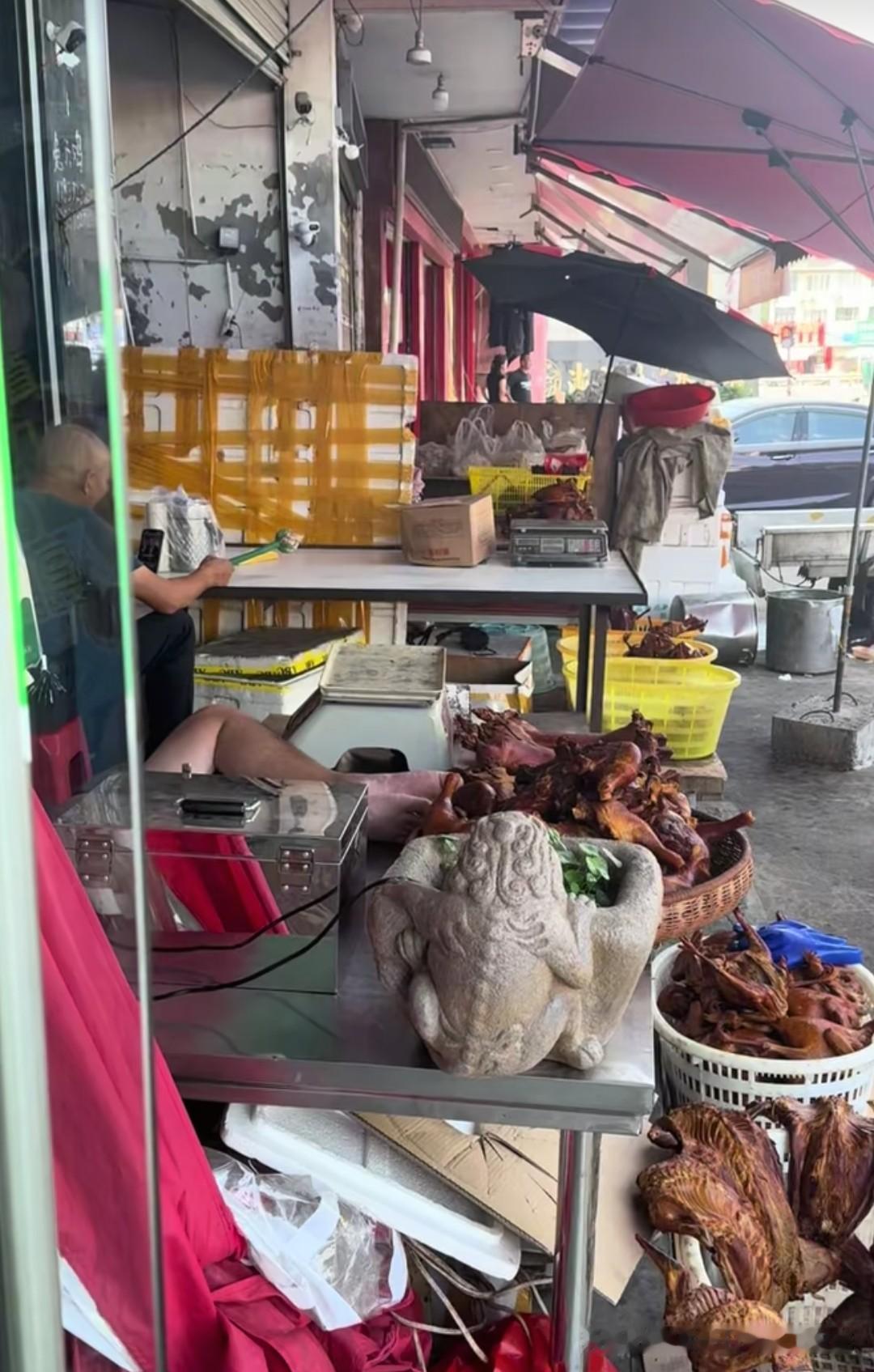 爱吃卤味熟食的浙江朋友们天塌了呀！浙江街边一家卤肉店里，卤菜老板把长着白斑的双脚