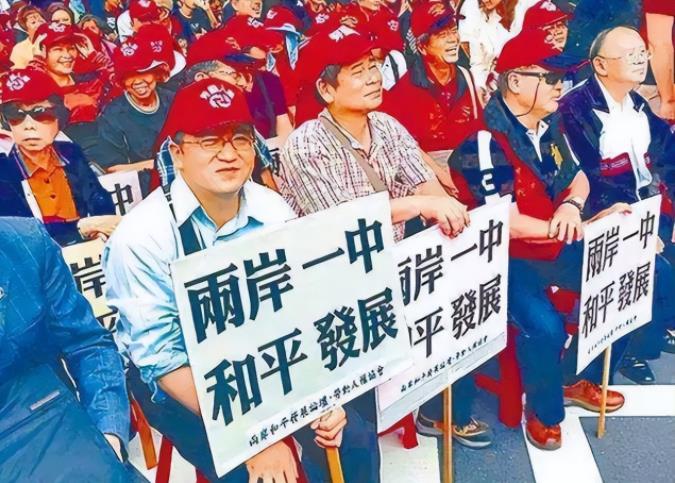 台湾中时新闻网今日发文写道：“特朗普政府就任以来，普遍呈现‘嘴巴上讲的政治太多，