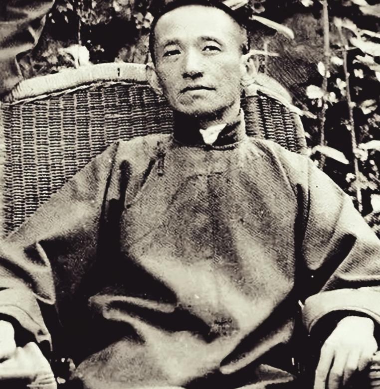 1948年，陈布雷劝老蒋不能只拍苍蝇要打老虎。老蒋听出是指孔宋。反讥道："听说你