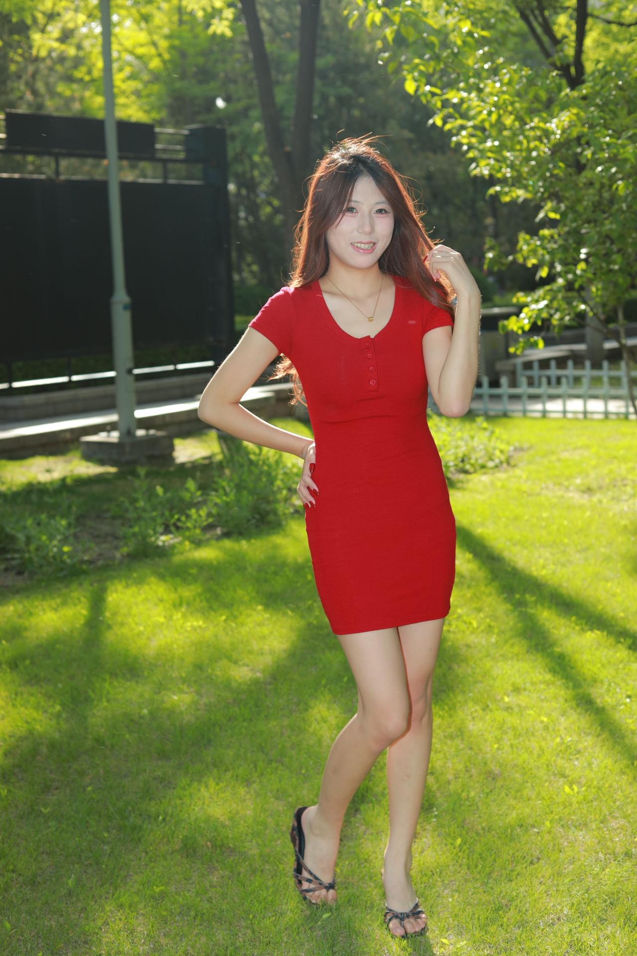 人像摄影约拍跟拍原创原图直出照夏日草地拍照户外少女写真