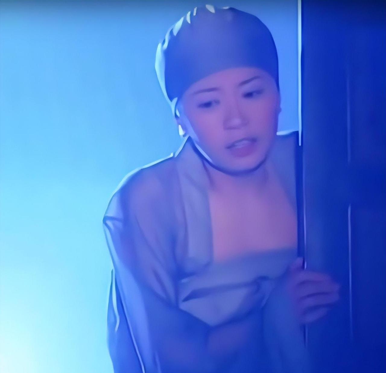 你以为导演看不到那个穿帮的摄影师？一个镜头，几百个群演，战马嘶鸣，烟火爆破。