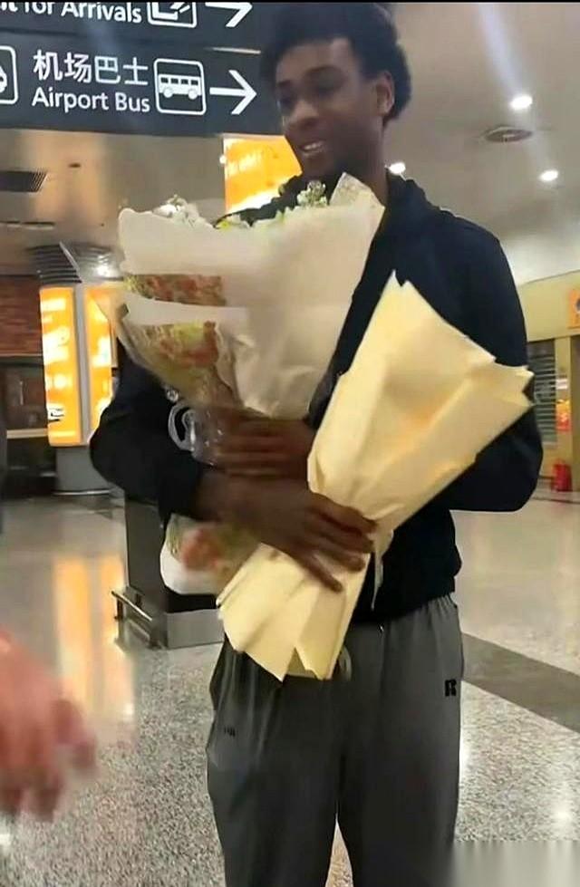 一个在NBA场均只拿1.8分的哥们，漂洋过海来CBA了。对，你没看错，山西队新