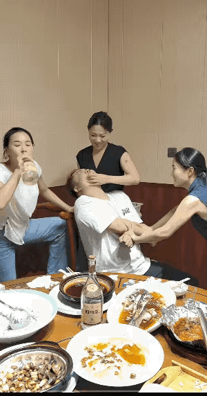 幸好是男闺蜜[呲牙笑]要是别人可能要生气了。