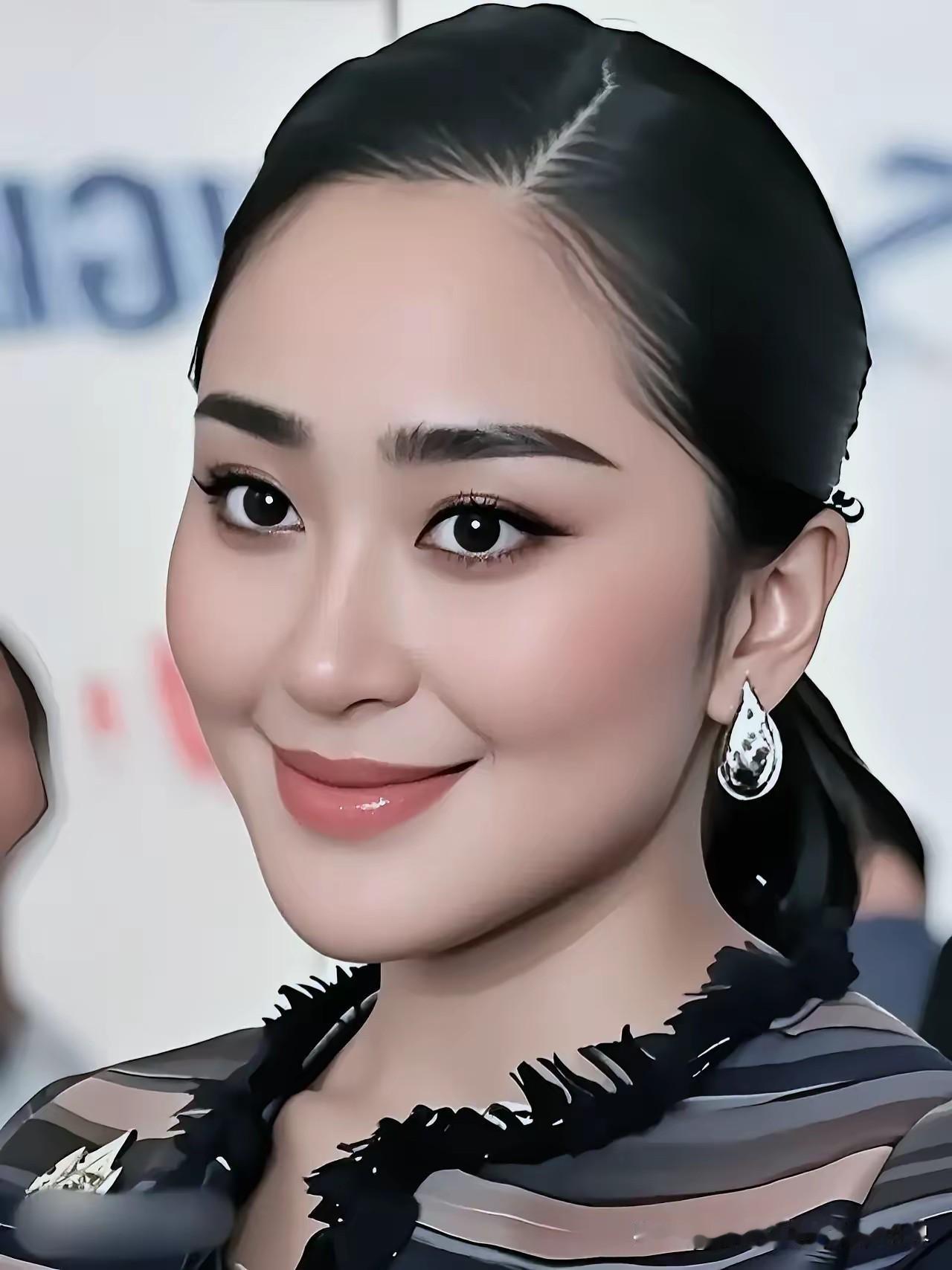 尘埃落定！佩通坦未能恢复以前的职务，这个结果，似乎在预料之内。眼下最开心的就是洪