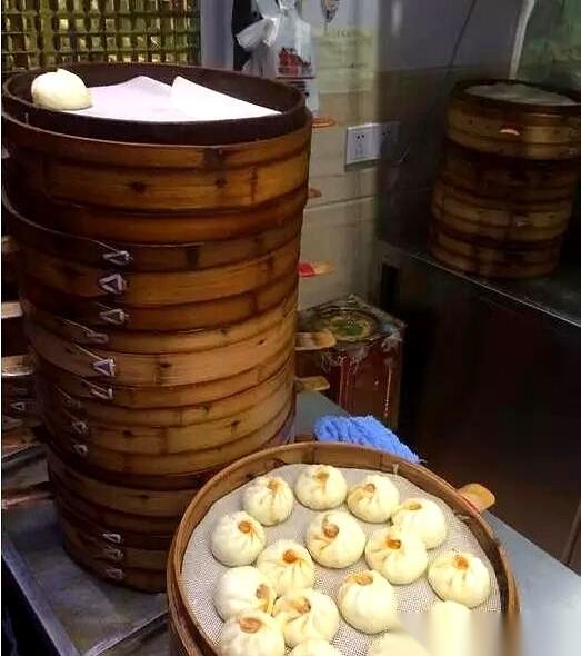 小伙子付了16，老太太只付了1块。就在一个热气腾腾的早点铺里。老太太吃了半斤