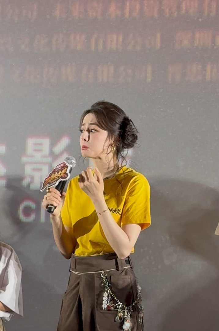 周星驰热巴还原钰珑走路名场面谁懂啊！热巴不仅把钰珑的灵动小表情演得活灵活现，还