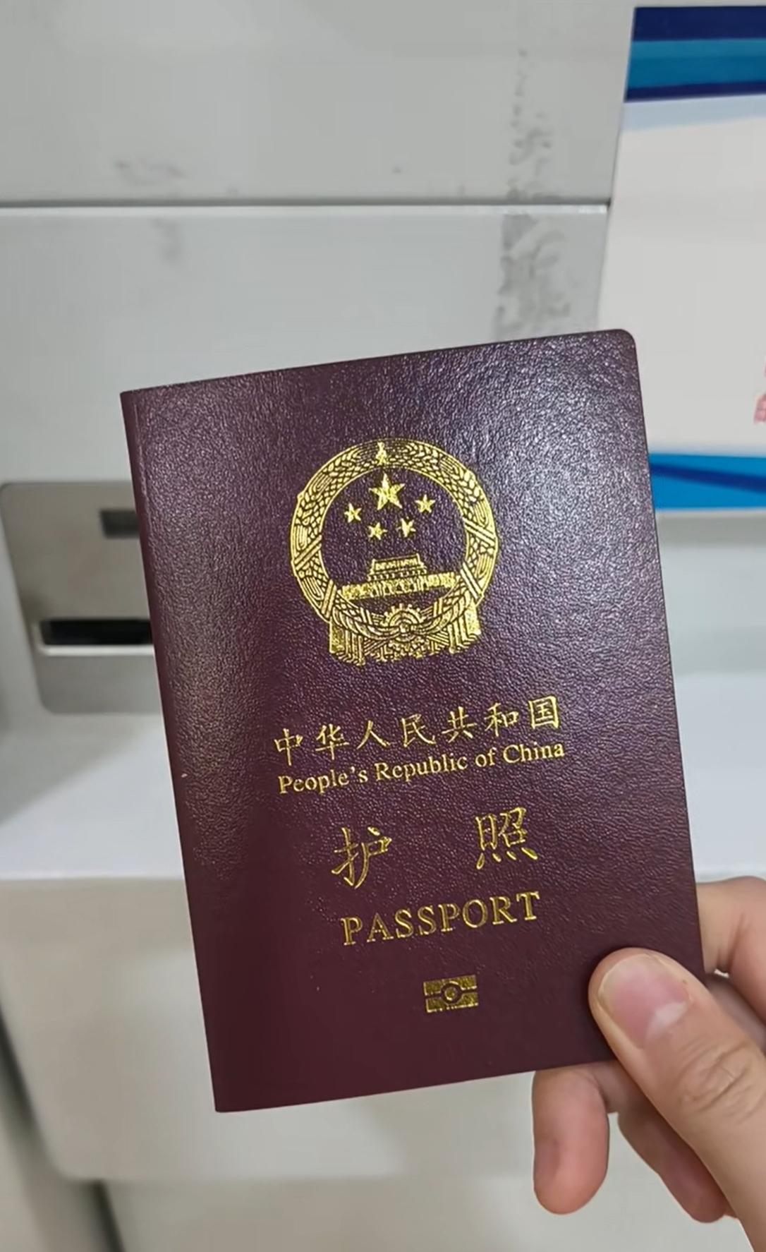 人已经进了乌干达，护照却还扣在机场。8月12日下午，3名持台湾地区旅行证件的