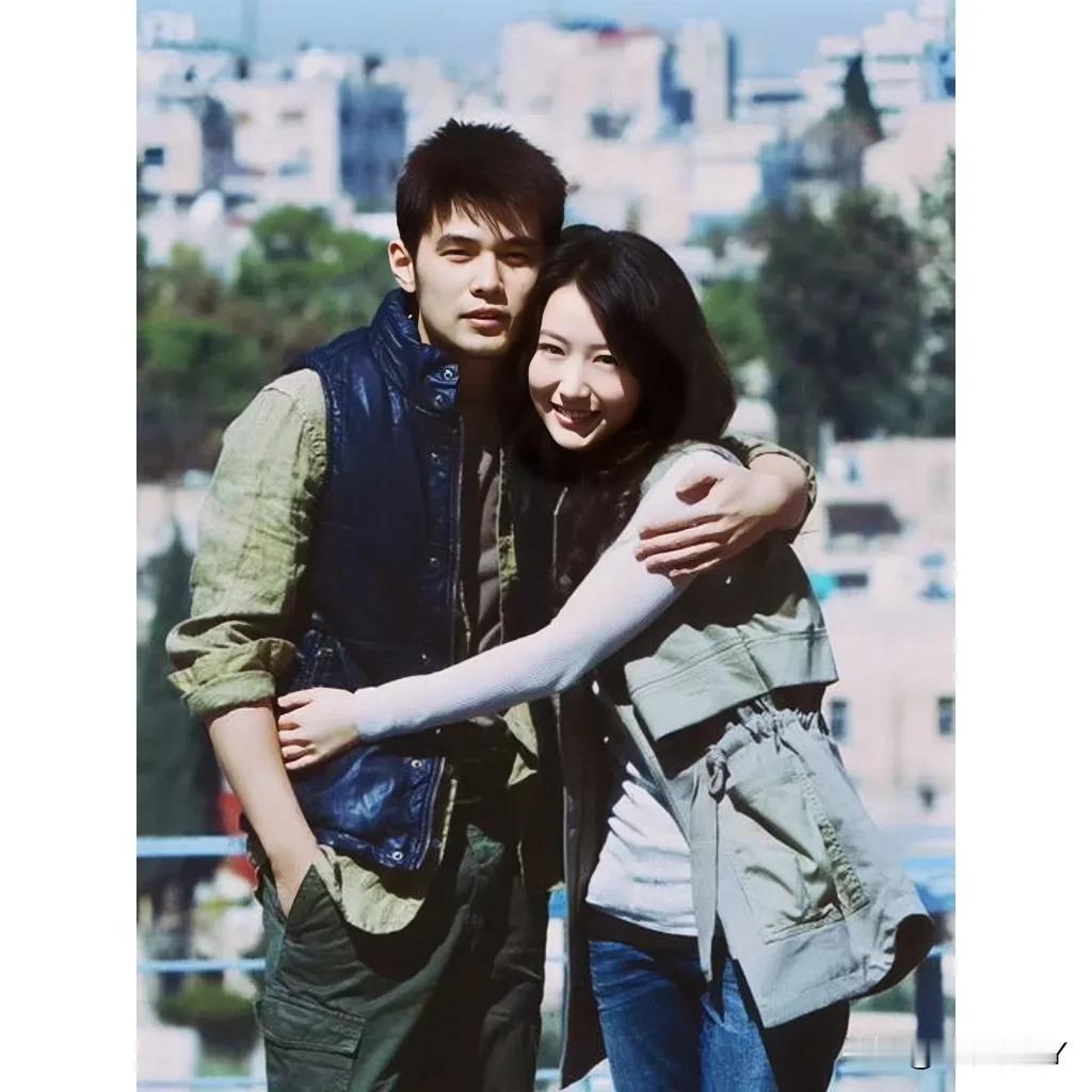 这张照片拍摄于2011年，32岁的周杰伦与一位女子的合照，照片中的周杰伦又酷又帅
